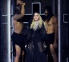 Madonna faz ensaio na praia de Copacabana e detalhe em look chama atenção