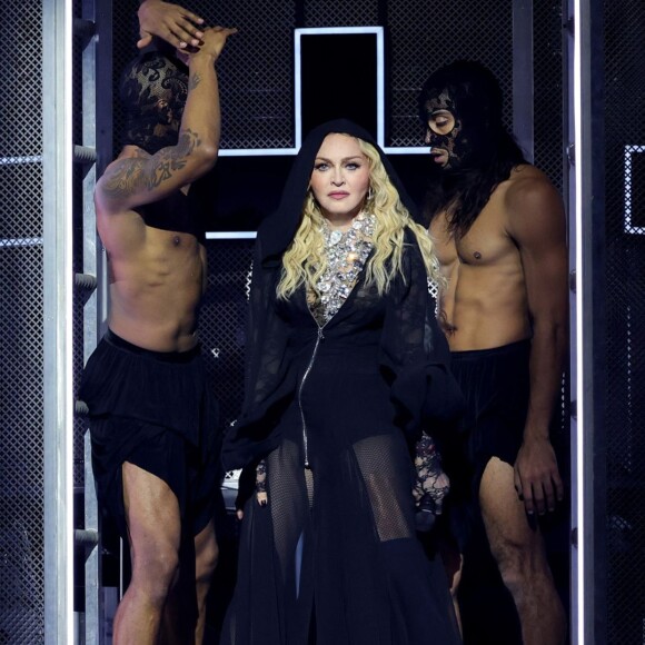 Madonna faz ensaio na praia de Copacabana e detalhe em look chama atenção