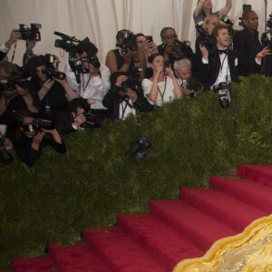 Conhecida como Rainha do MET Gala, Rihanna marcou o evento em edições anteriores com looks icônicos
