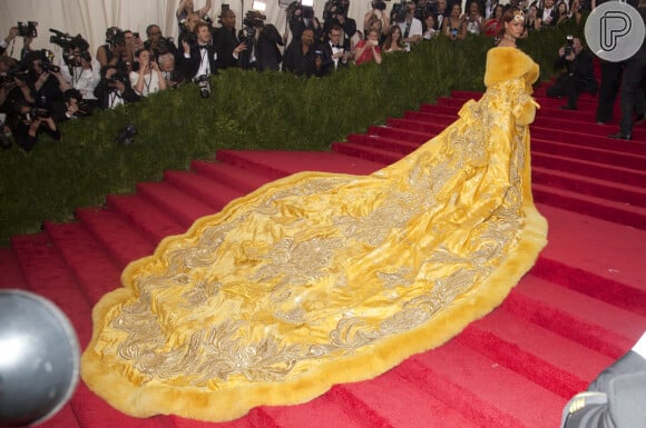 Conhecida como Rainha do MET Gala, Rihanna marcou o evento em edições anteriores com looks icônicos