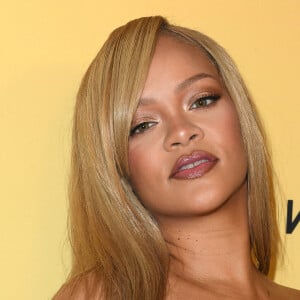 Loira há alguns meses, Rihanna surgiu de cabelo rosa no último final de semana, podendo usar a cor no MET Gala 2024