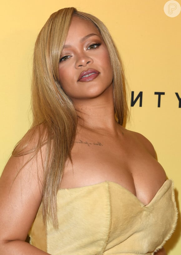 Loira há alguns meses, Rihanna surgiu de cabelo rosa no último final de semana, podendo usar a cor no MET Gala 2024