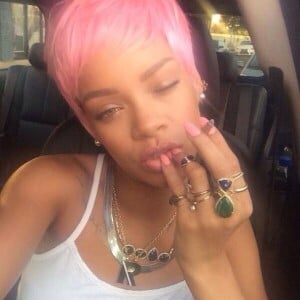 Primeira e única vez que Rihanna usou os cabelos rosas foi em 2014, para assistir um jogo de basquete