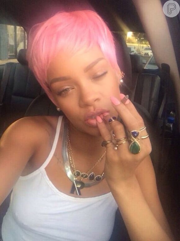 Primeira e única vez que Rihanna usou os cabelos rosas foi em 2014, para assistir um jogo de basquete