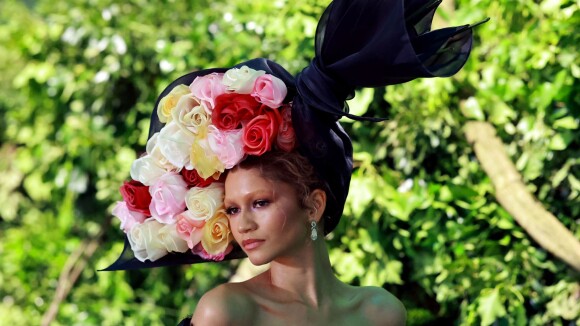 Fashionista em dose dupla! Zendaya supreende, troca de look no MET Gala 2024 e surge com buquê de flores na cabeça. Veja fotos!