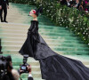 Zendaya vestiu look surpreendente com calda gigante preta e buquê de flores na cabeça no MET Gala 2024