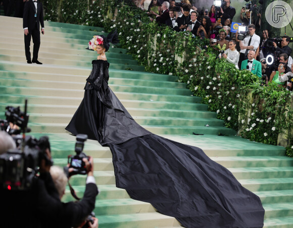 Zendaya vestiu look surpreendente com calda gigante preta e buquê de flores na cabeça no MET Gala 2024