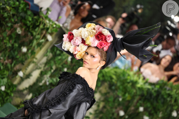 Zendaya voltou a ser comentada na web, após aparecer com buquê de flores na cabeça no MET Gala 2024