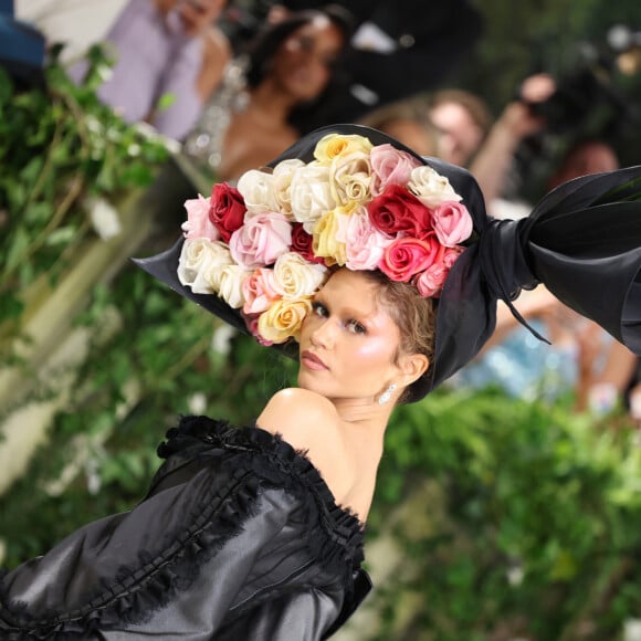 Zendaya voltou a ser comentada na web, após aparecer com buquê de flores na cabeça no MET Gala 2024