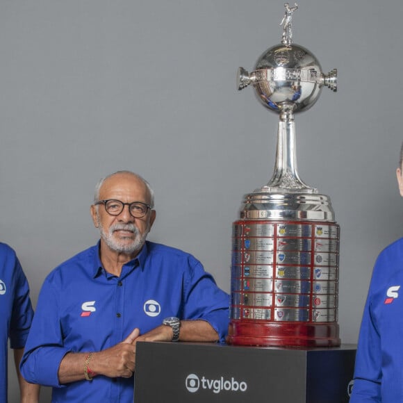 Cobresal x São Paulo, pelo grupo B tem exibição da Globo às 21h30 nesta quarta-feira, 8 de maio de 2024 para alguns estados; equipe esportiva da emissora carioca é liderada por Luis Roberto (à direita) e tem Gustavo Villani e Junior no time