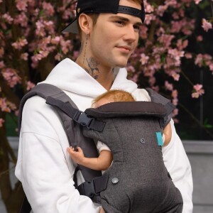 Madame Tussauds colocou boneca no colo da estátua de cera de Justin Bieber