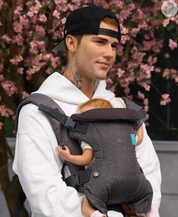 Madame Tussauds colocou boneca no colo da estátua de cera de Justin Bieber