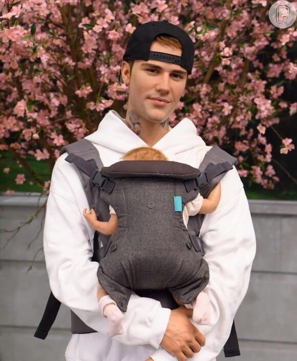 Justin Bieber foi homenageado no Madame Tussauds com uma bebê de colo