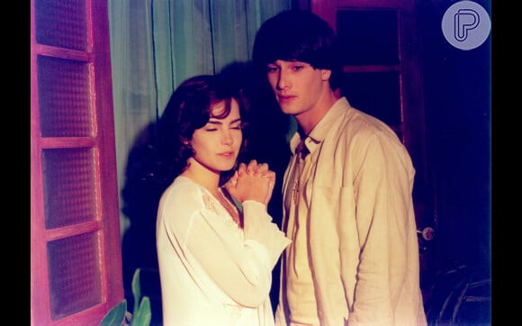 Ana Paula Arósio e Rodrigo Santoro estrelaram a minissérie 'Hilda Furacão' (1998)
