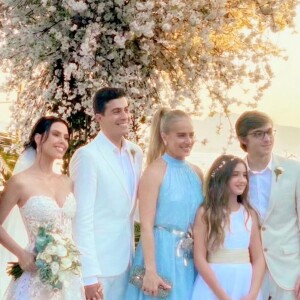 Angélica e sua família prestigiaram o casamento do sobrinho Arthur Marbá com a atriz Lívia Linhares no último final de semana