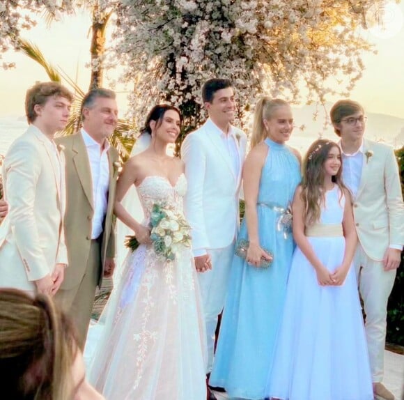 Angélica e sua família prestigiaram o casamento do sobrinho Arthur Marbá com a atriz Lívia Linhares no último final de semana