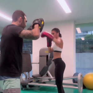Bruna Marquezine apareceu se dedicando a um treino de boxe com o personal trainer Chico Salgado