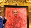 Rei Charles III é retratado em meio a um fundo vermelho