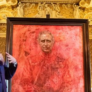 Rei Charles III é retratado em meio a um fundo vermelho