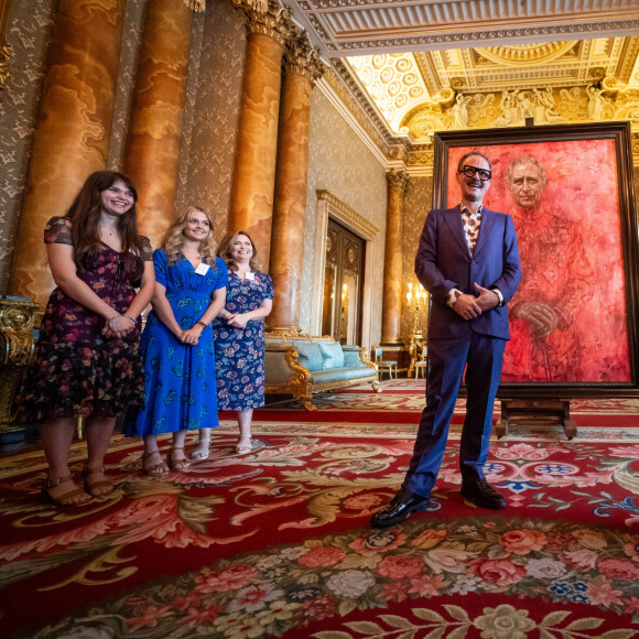 Pintura de Charles III foi considerada sombria e macabra; há quem compare o fundo vermelho a sangue