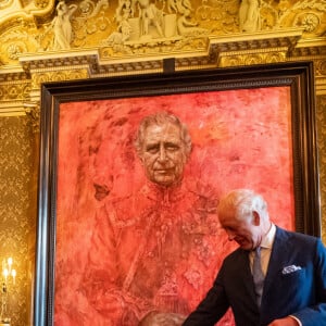 Pintura do Rei Charles III 'evoluiu à medida que o papel do sujeito na nossa vida pública se transformou', disse artista
