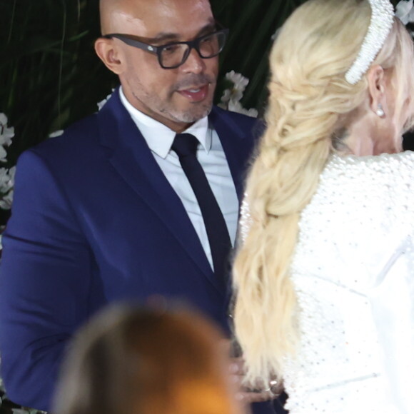 Casamento de Monique Evans e Cacá Werneck foi celebrado por casal de pastores Marcos Gladstone e Fábio Inácio. 'Para nós, LGBTQIA+, o civil é muito importante, mas a benção de Deus diante da fé é algo muito importante'