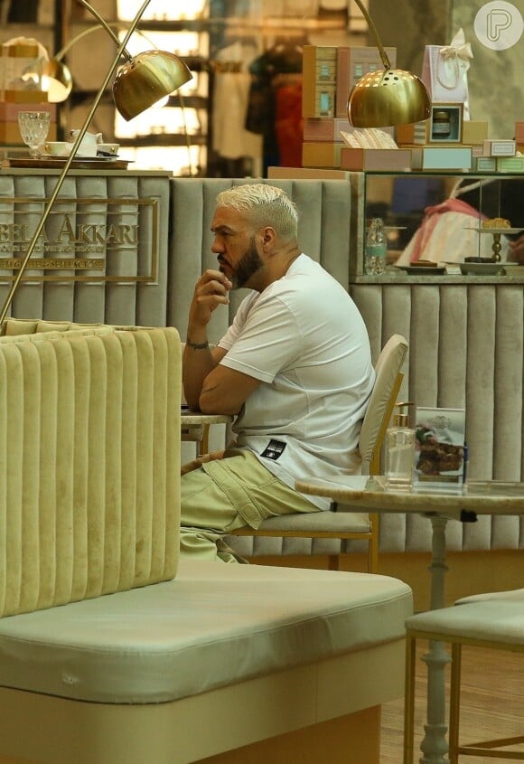 Coincidentemente, Belo foi flagrado em uma joalheria em um shopping carioca no último dia 9