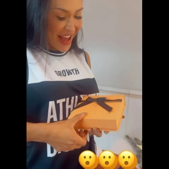 Gracyanne Barbosa teria recebido as joias de um vendedor de carros importados, com quem ela mantém um affair recente, segundo a colunista Fábia Oliveira, do Metrópoles