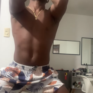 Davi Brito exibiu seu corpo musculoso em um vídeo dançando muito nesta segunda-feira (20)