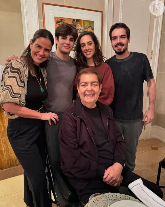 Faustão surgiu em foto com a mulher, Luciana Cardoso, e os filhos, Lara, João Guilherme e Rodrigo