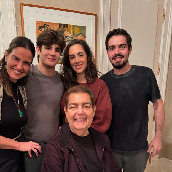 Faustão surgiu em foto com a mulher, Luciana Cardoso, e os filhos, Lara, João Guilherme e Rodrigo