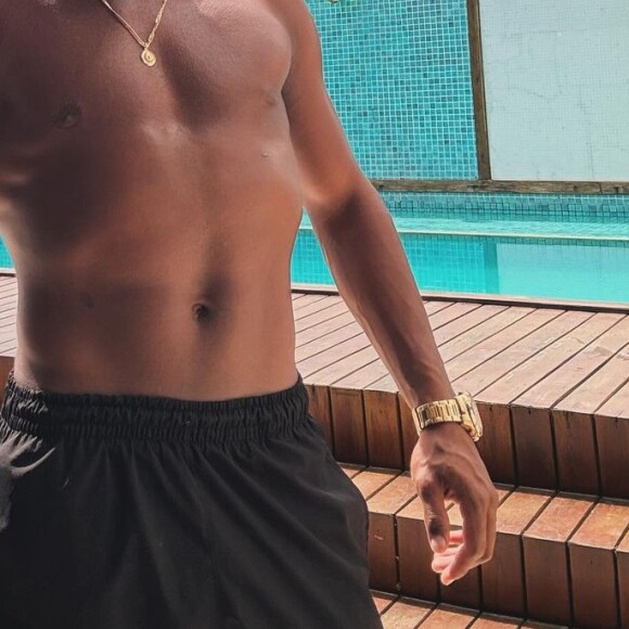 Foto de Davi Brito sem camisa e com chapéu de peão rendeu a especulação. Para o colunista Lucas Pasin, isso seria uma tentativa de chamar atenção do diretor de 'A Fazenda'