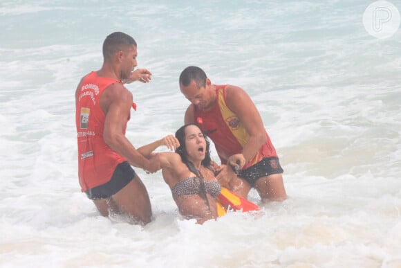 Mulher Melão viralizou recentemente com um flagra onde se afogava no mar