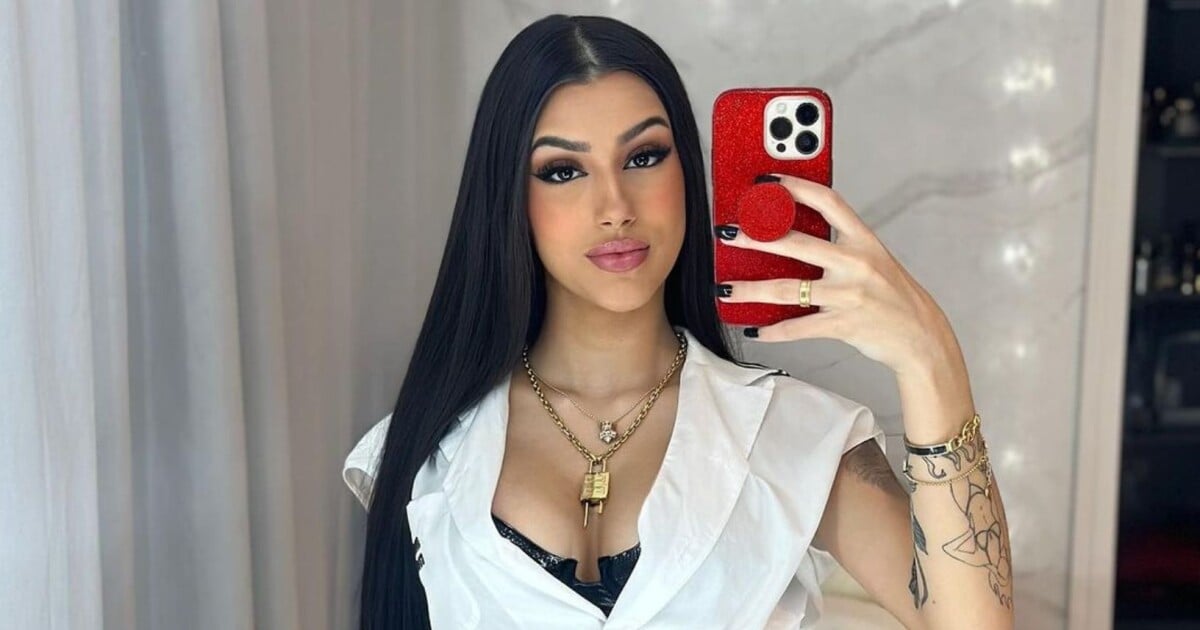 Grávida, Bia Miranda posa completamente nua, se cobre apenas com folhas de ouro e web reage