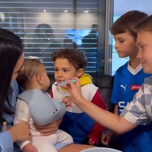 Davi Lucca deu comida para a irmã caçula, Mavie