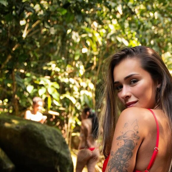 Tainá Castro atualizou suas redes sociais com uma foto belíssima de biquíni mostrando uma tatuagem íntima