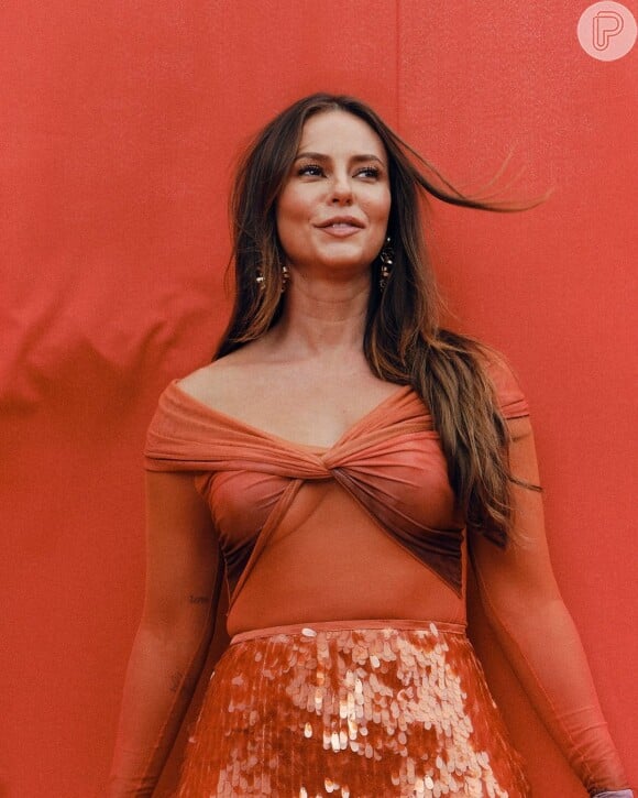 Paolla Oliveira destacou toda sua beleza em um look todo laranja semitransparente