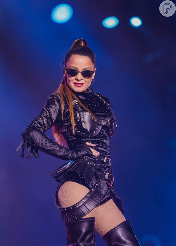 Maiara sensualiza muito com look dominatrix com couro e aplicações de metal em show com Maraisa em SP; veja fotos!