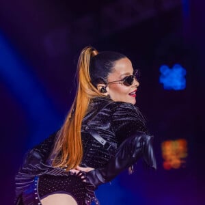 Maiara sensualiza muito com look dominatrix com couro e aplicações de metal em show com Maraisa em SP; veja fotos!