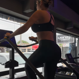 Andressa Urach ainda se dedicou à esteira, onde deixou bem evidenciada seu corpo bem desenhado após de plásticas