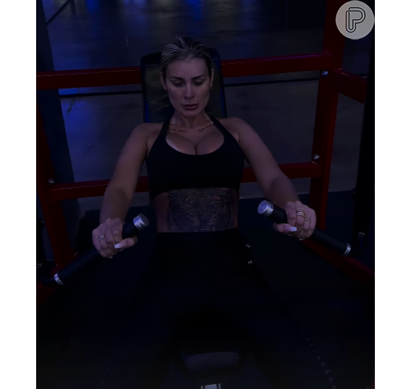 Andressa Urach apareceu em vídeos treinando posteriores, abdominais e fazendo cardiovasculares