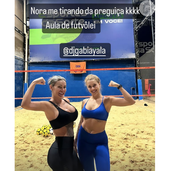 Depois de meses parada, Andressa Urach voltou a fazer exercícios e foi à aula de futvôlei com a nora