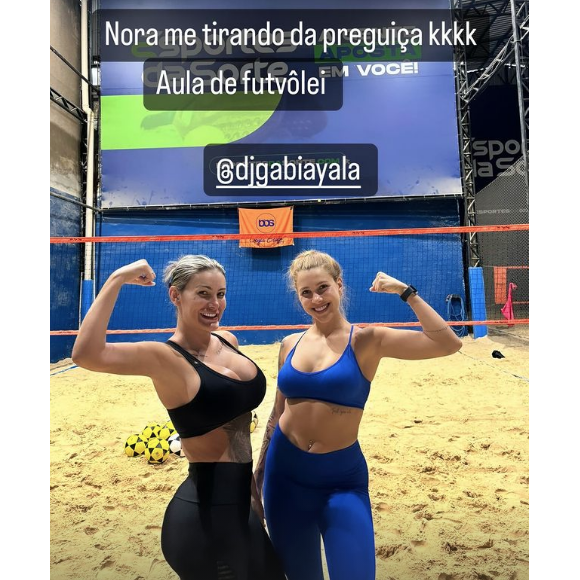 Depois de meses parada, Andressa Urach voltou a fazer exercícios e foi à aula de futvôlei com a nora