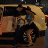 Empolgada, Viviane Araújo dançou e se divertiu com o promoter David Brazil em um estacionamento