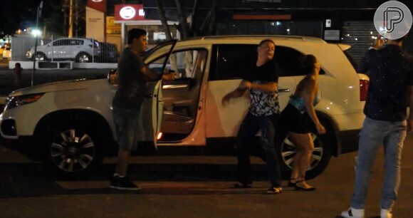 Viviane Araújo, de 'Império', faz o 'Quadradinho de 4' ao lado de David Brazil no estacionamento de uma churrascaria no Rio, na noite desta sexta-feira, 23 de janeiro de 2015