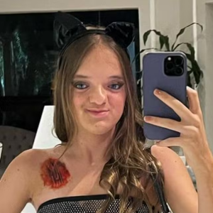 Rafaella Justus foi vista com uma bolsa da Prada cravejada de brilhos, avaliada em R$ 13.500, em uma festa de Halloween no ano passado