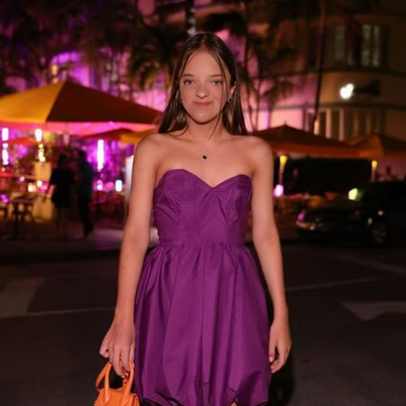 Rafaella Justus apareceu com uma bolsinha laranja do famoso modelo Chiquitos, do designer francês Simon Porte Jacquemus. A peça está avaliada em R$ 4.500