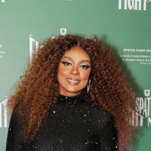 Cris Vianna apostou em um vestido longo e comportado para ver a luta entre Anderson Silva e Chael Sonnen