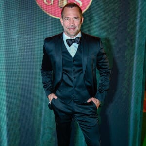 Malvino Salvador prestigou a Spaten Flight Night usando um look black tie