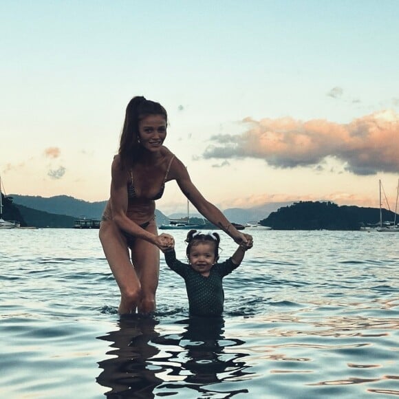 Cintia Dicker e Pedro Scooby são pais de Aurora, atualmente com 1 ano e 5 meses